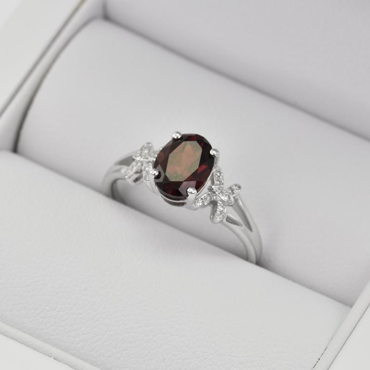 Granat Ring in Weißgold in Eppi-Geschenkbox 5103