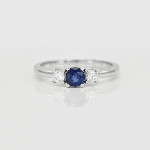 Wunderschöner Verlobungsring mit Saphir und Diamanten Manish