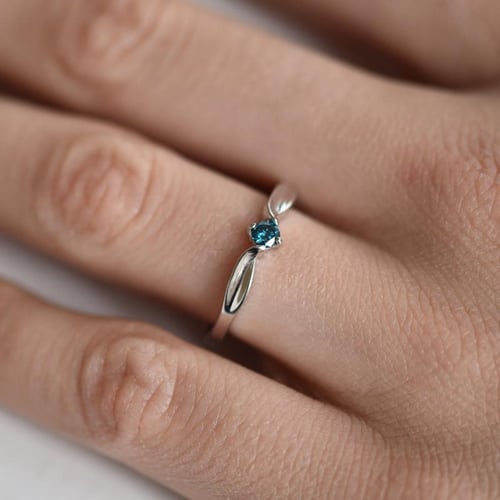 Verlobungsring mit blauem Diamanten Amrusha
