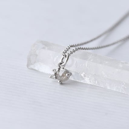 Goldener Anhänger mit Salt´n´Pepper Diamanten Niria