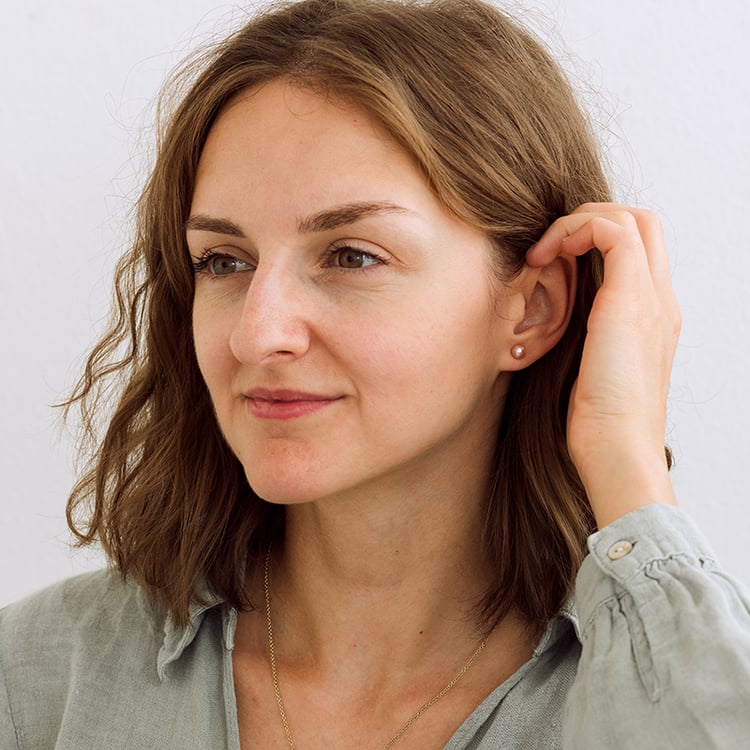 Goldene Ohrstecker mit pfirsichfarbenen Perlen Dione 129929