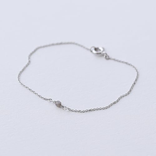 Goldenes Armband mit einem grauen Diamantwürfel Keegan