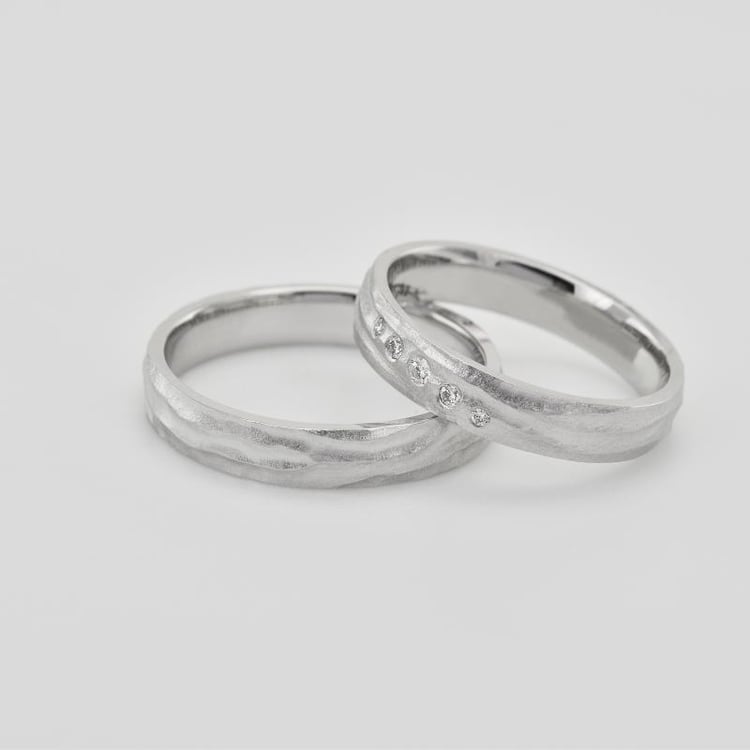 Goldene Trauringe mit matter Oberfläche und Diamanten Wynia 29352