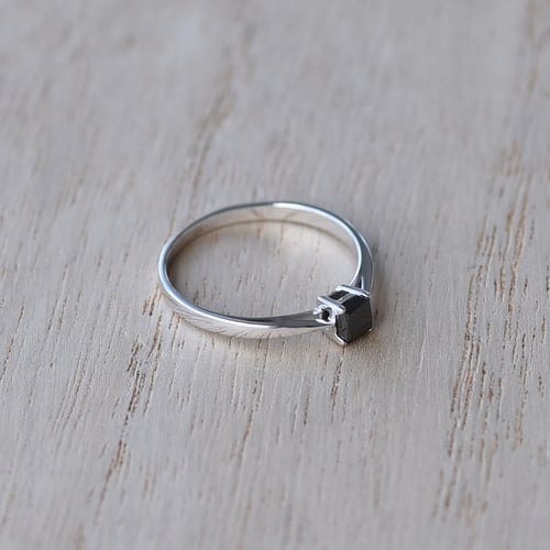 Eleganter Verlobungsring mit schwarzem Prinzess-Diamant Unnati