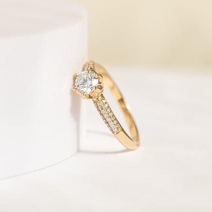 Goldener Verlobungsring mit Lab Grown Diamanten Lineas