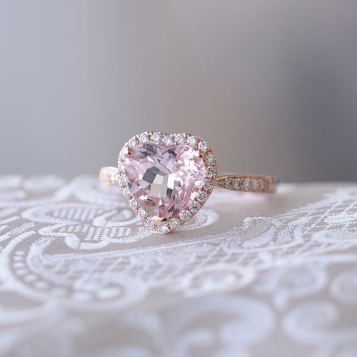 Goldring mit herzförmigem Morganit und Diamanten Rena