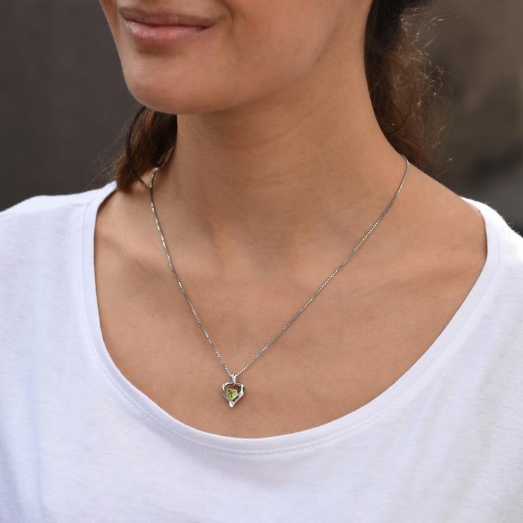 Herz-Anhänger Olivin in Silber auf dem Hals 42824