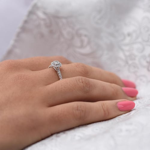 Halo-Verlobungsring mit Lab Grown Diamanten Alaina