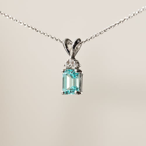 Goldener Anhänger mit einem Lab Grown Paraiba Turmalin in Emerald Form Jaren