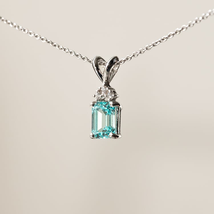 Goldener Anhänger mit einem Lab Grown Paraiba Turmalin in Emerald Form Jaren 136948