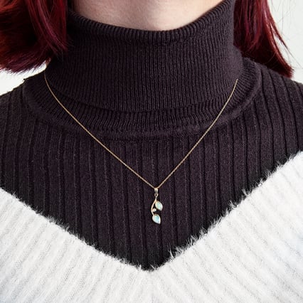 Opalanhänger in Blattform mit Diamanten Daria