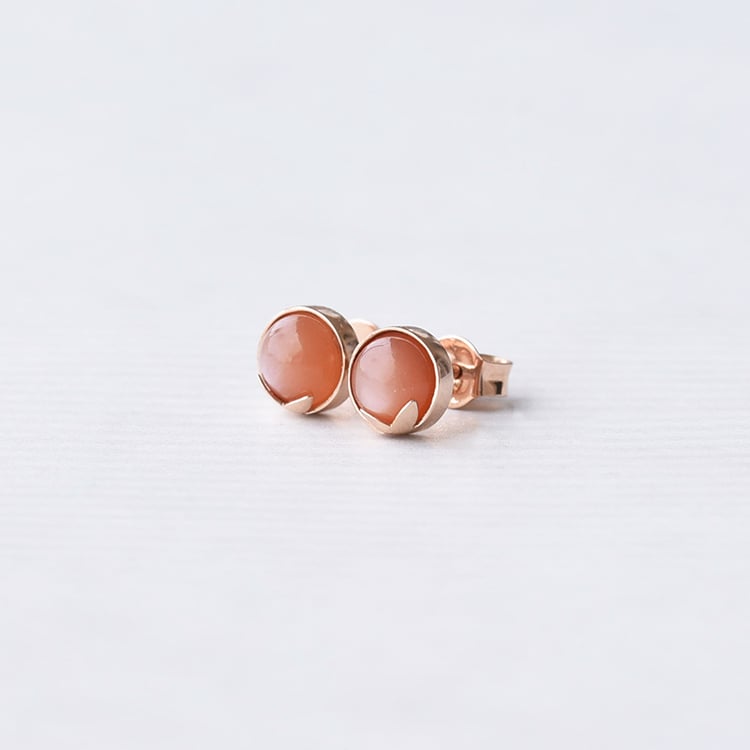 Goldene Ohrringe mit Cabochon-Mondsteinen in Pfirsich Erica 70265