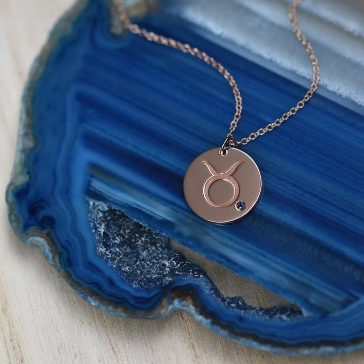 Saphir und Stier Sternzeichen als Rosegold Anhänger 48255