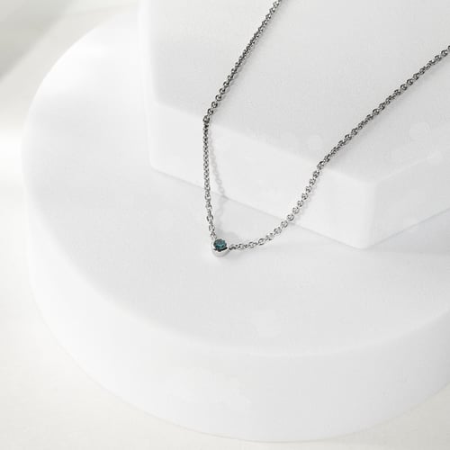 Silberne minimalistische Kette mit einem blauen Diamanten Glosie