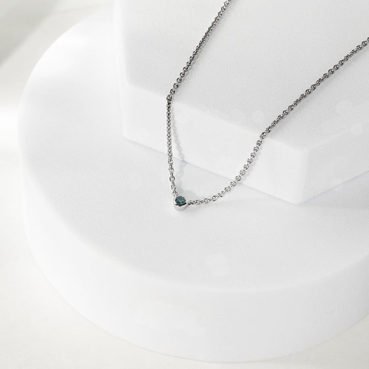 Silberne minimalistische Kette mit einem blauen Diamanten Glosie 142630