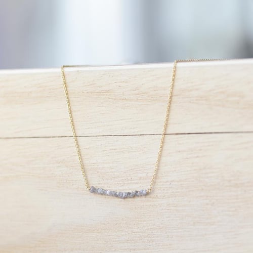 Goldener Choker mit rosa ungeschliffenen Diamanten Wandalee