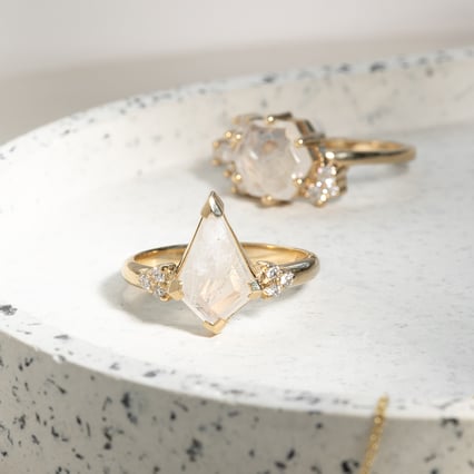 Einzigartiger Ring mit einem Mondstein Kettil