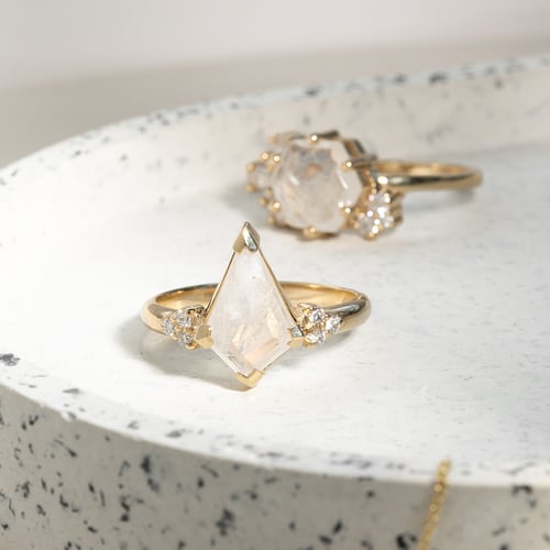 Einzigartiger Ring mit einem Mondstein Kettil