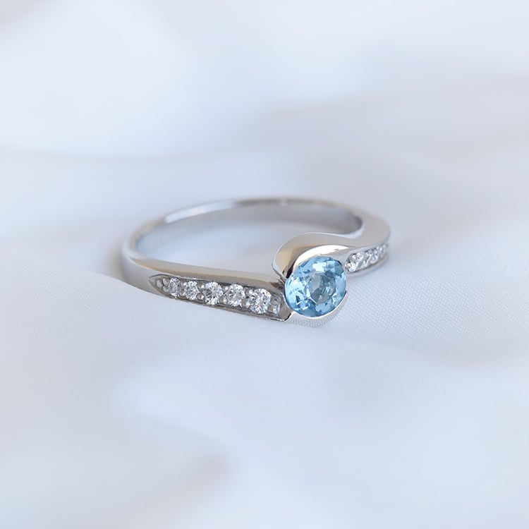 Verlobungsring mit schweizerblauem Topas Lytarie 88624