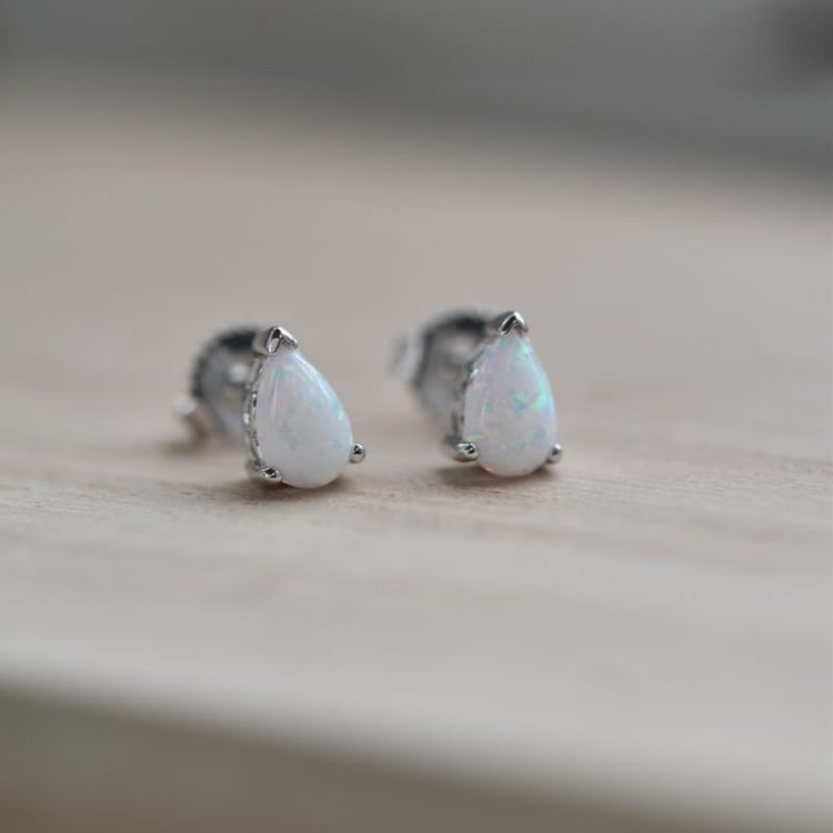 Weiße Opale in silbernen Ohringen Nandika 36200