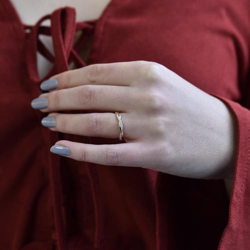 Goldener Twist-Ring mit Diamanten Malea