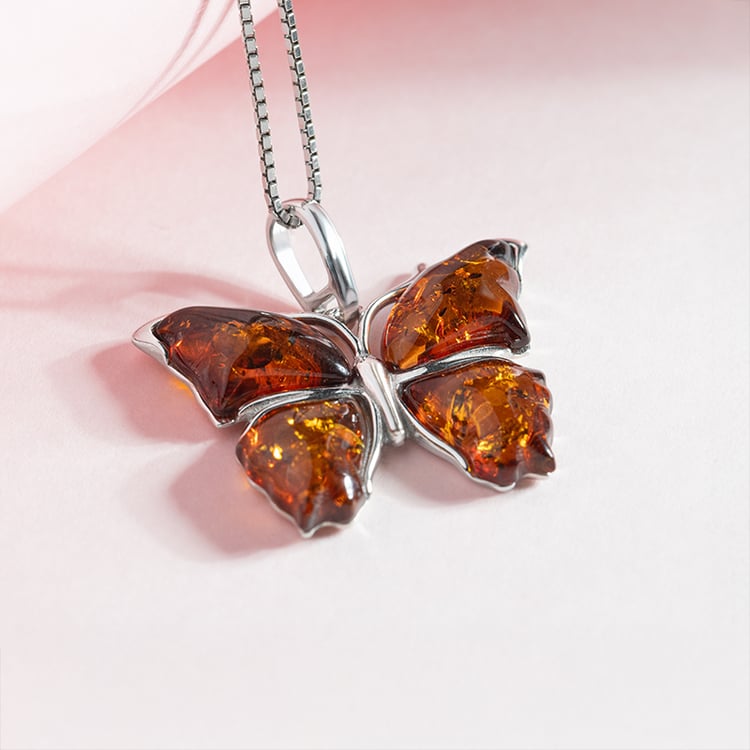 Silberner Anhänger mit Bernstein in Form eines Schmetterlings Kupu 150790