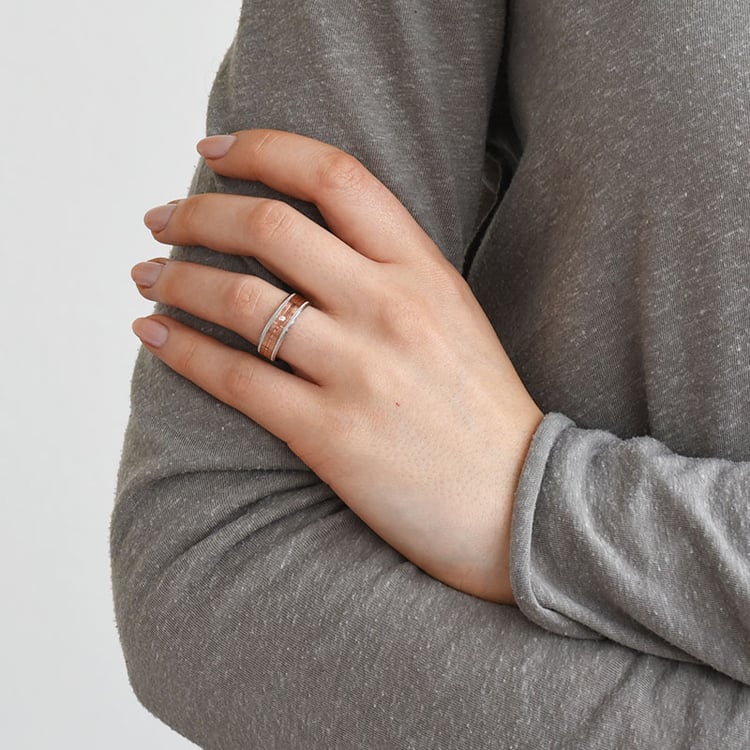 Zarte Eheringe mit einem Diamanten Cupid 76988