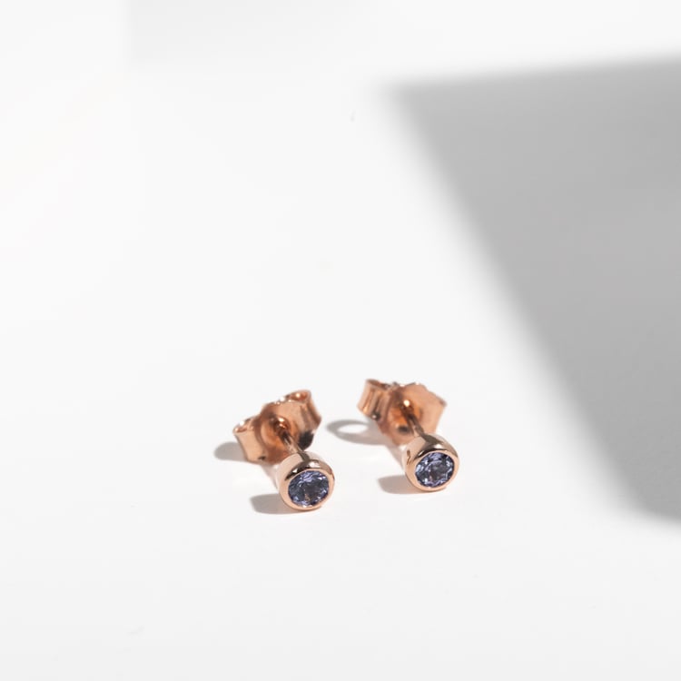 Silberne Ohrstecker mit Tansaniten in Bezelfassung Tofine 123354