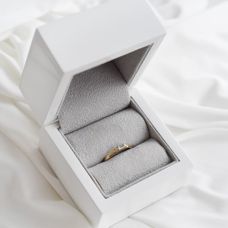 Goldener Ring mit weißen Baguette-Saphir Xenia 92694