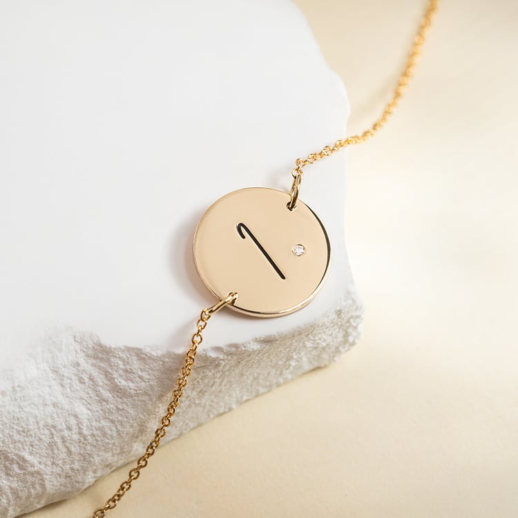 Goldarmband mit Diamanten und Gravur eines Buchstabens Dian 150449