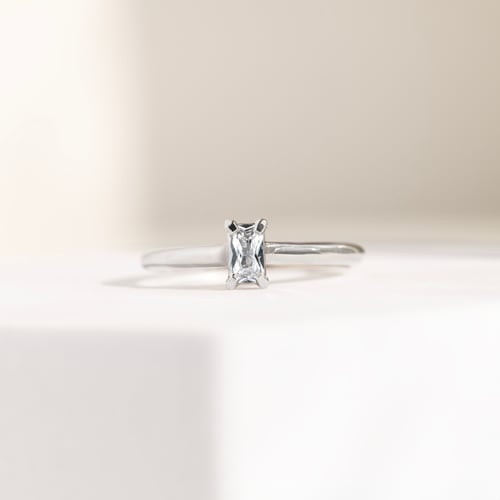 Verlobungsring mit Lab Grown Diamant im Smaragdschliff Bukkha