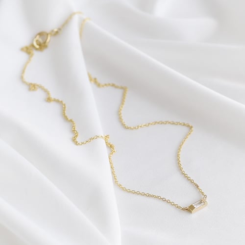 Halskette aus Gold mit weißem Saphir mit Baguette-Form Sharly
