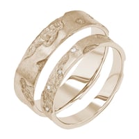Goldene Eheringe mit von Hand gravierter Oberfläche aus Haselnussgold Cley