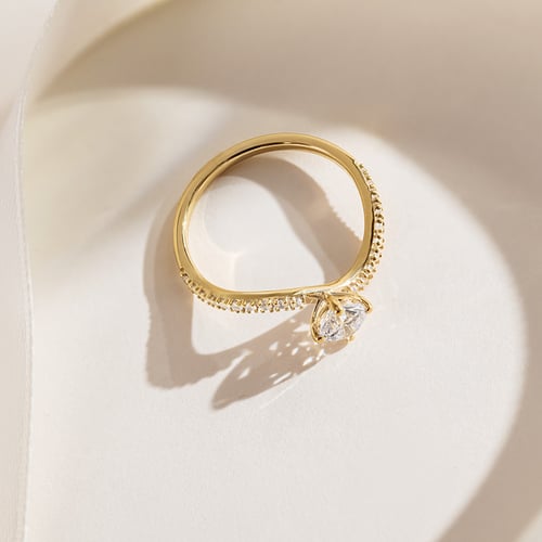 Verlobungsring mit rundem Moissaniten und Lab Grown Diamante in der Größe Ihrer Wahl Elise