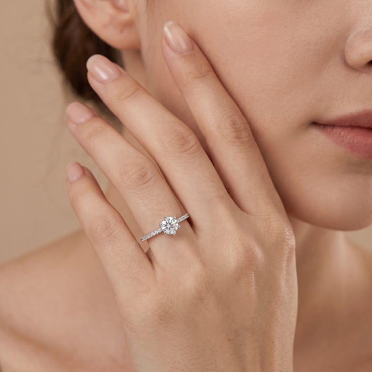 Silberner Ring mit Moissaniten Cynthia 167618