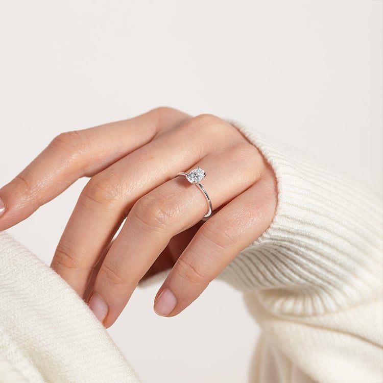 Eleganter silberner Ring mit ovalem Moissanit in der Größe Ihrer Wahl Frost 151529