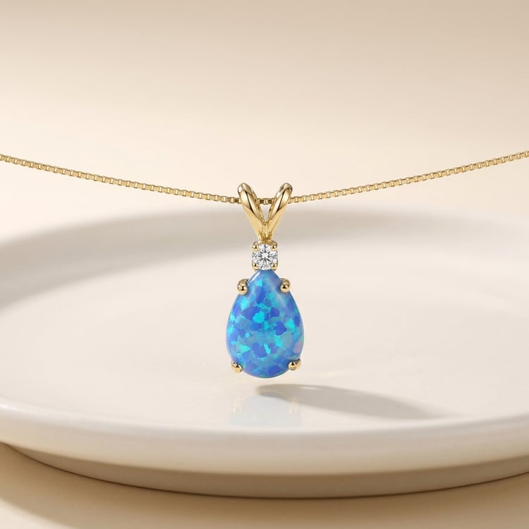 Goldanhänger mit Opal auf dem Hals 169948