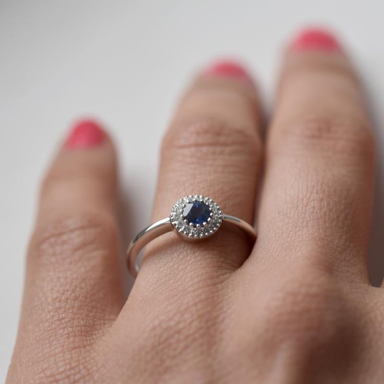 Goldring mit zentralem Saphir mit Diamanten Tafne 13699