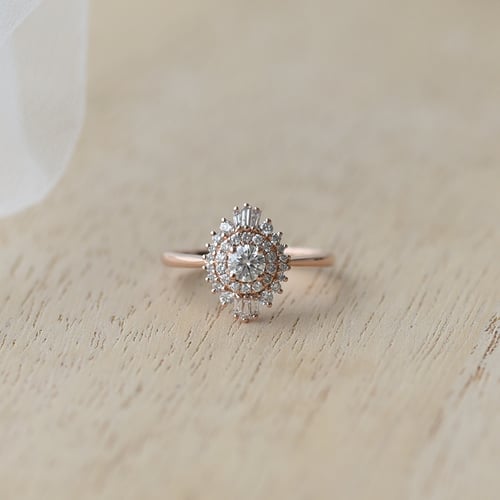 Einzigartiger Verlobungsring aus Gold mit Moissanit und lab-grown Diamanten Deizy