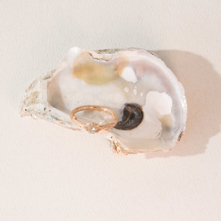 Goldener Ring im Holzdesign mit einem Salt and Pepper Diamanten Lilia 100956