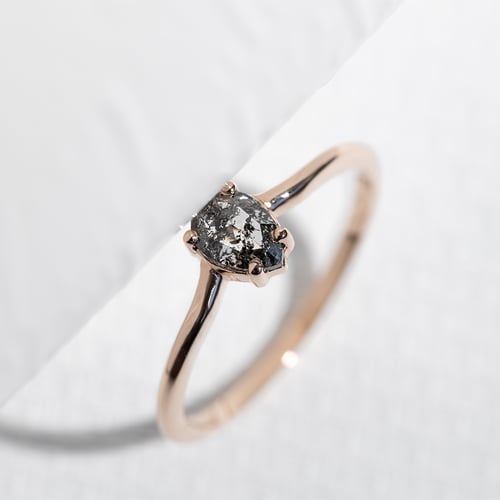 Verlobungsring mit Salt and Pepper Diamant in Birmenform Roisin