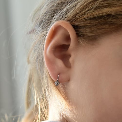 Goldene Kinderohrringe in Herzform mit Lab Grown Diamanten Aurora