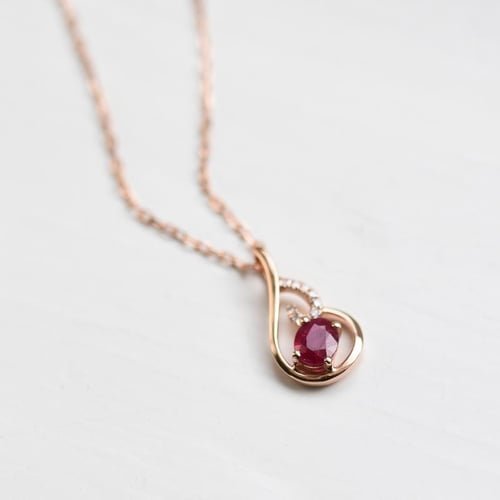 Elegante Anhänger mit Rubin und Diamanten Cor