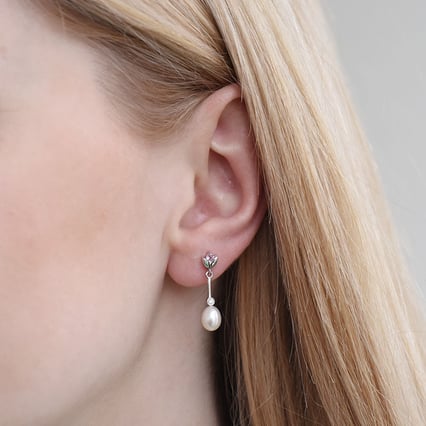 Perlenohrringe mit Saphiren und Diamanten Madhula