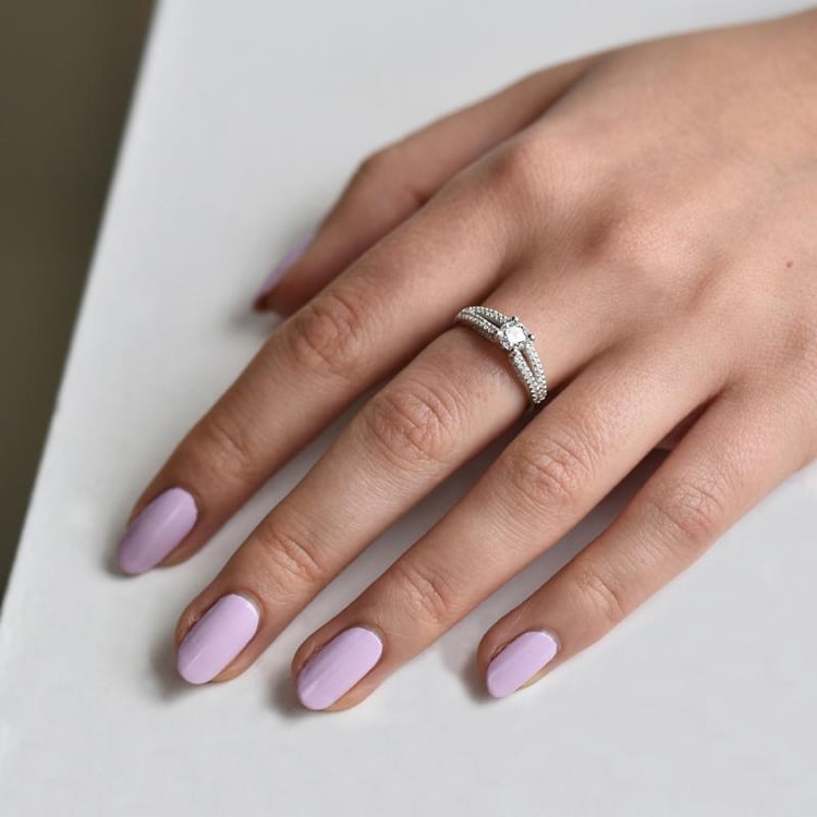 Diamantring auf dem Finger 10539