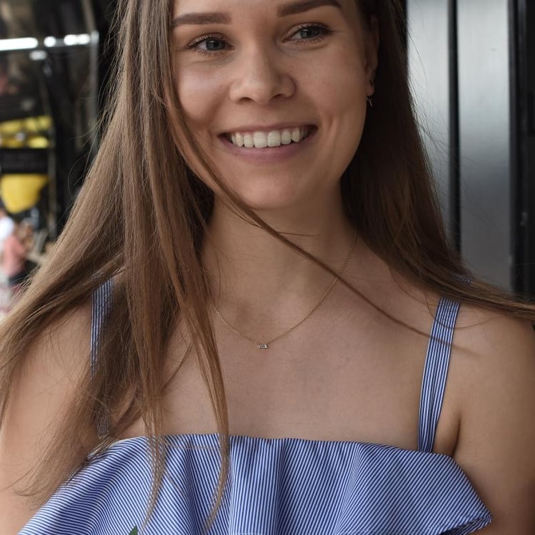 Minimalistische Halskette Gelbgold mit Saphir auf der Dame 32128