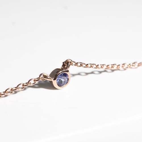 Silberne minimalistische Kette mit einem Tansanit Glosie