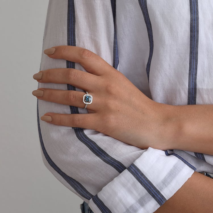 Goldener Halo-Ring mit londoner Topas im Kissenschliff Taranie 67141