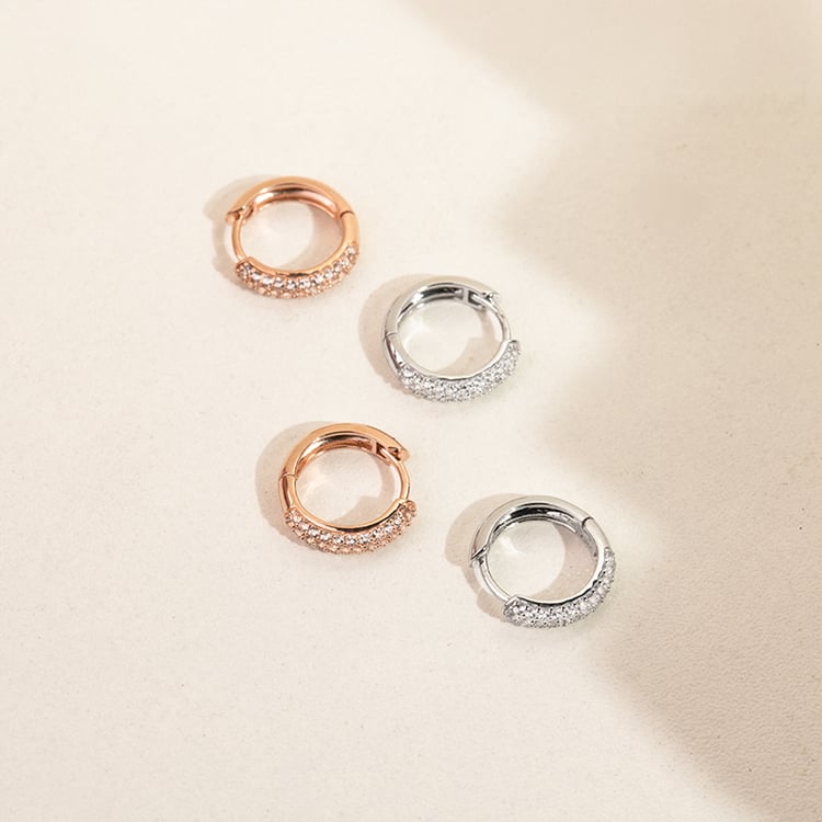 Silberne runde Pavé-Ohrringe mit weißen Topasen Shaviv 149137