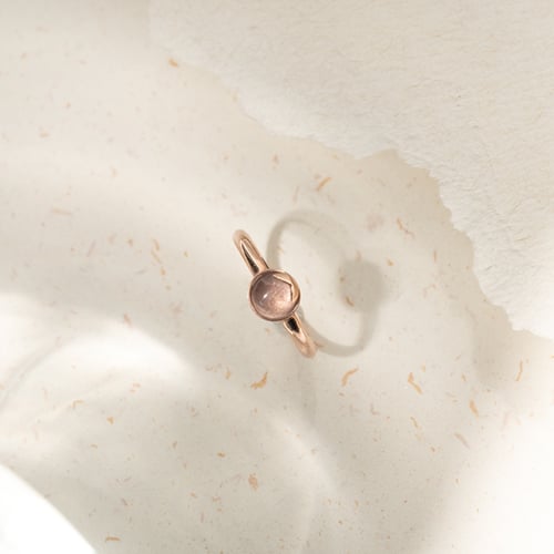 Goldener Ring mit Cabochon-Rosenquarz Yana